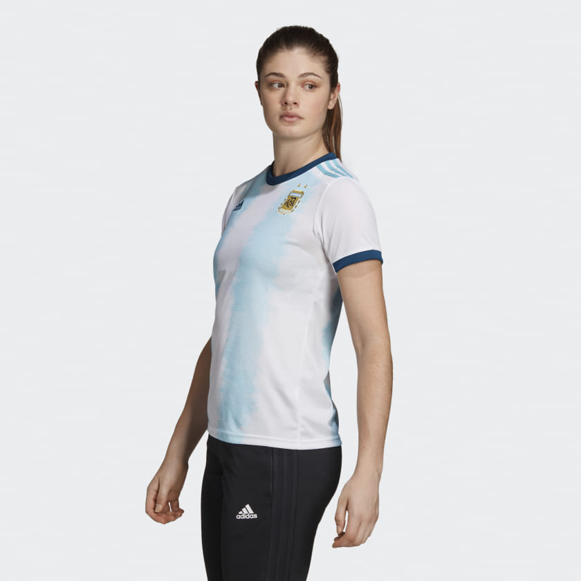 Vista lateral del Jersey Adidas Argentina Home 2019 para mujer edición Copa América franjas difuminadas celestes corte entallado Futbol90MX