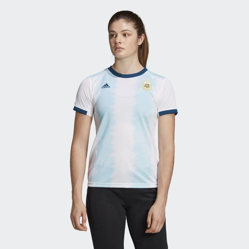 Vista detallada de cuello redondo y puños en azul marino contraste sobre jersey de Argentina 2019 versión femenil DP2840