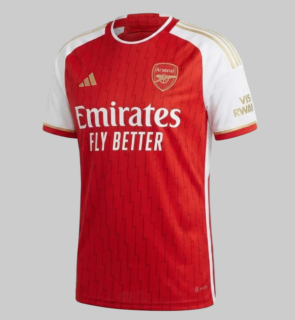 Vista lateral ligeramente angulada del jersey authentic match de local Arsenal 2023/24, codigo Adidas HR6931,  resaltando la calidad del tejido y el fit profesional, disponible en Futbol90MX