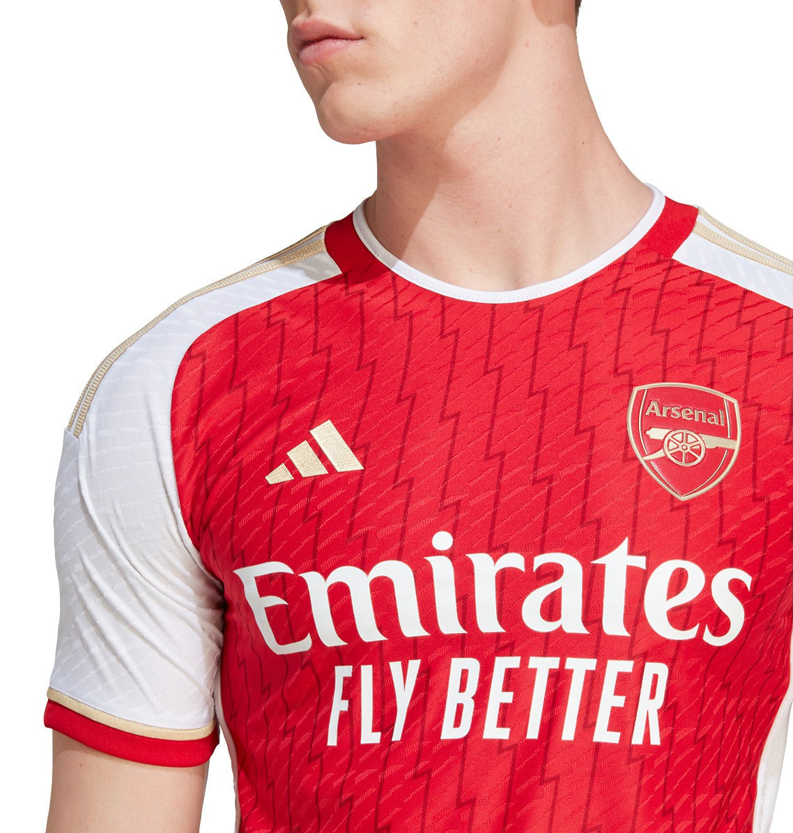 Primer plano del escudo del Arsenal y el logo de Adidas en el jersey authentic match de local 2023/24, mostrando la aplicación térmica de alta densidad, en Futbol90MX