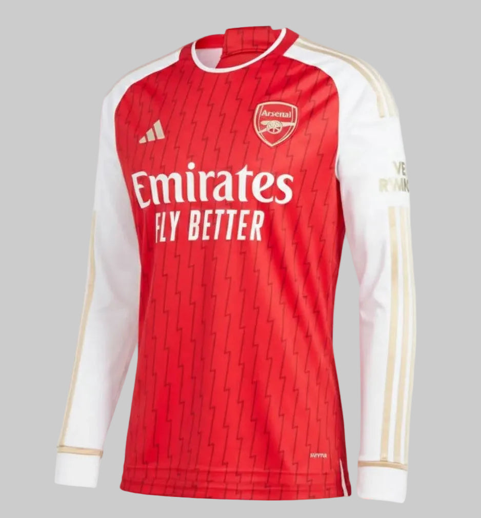 Vista frontal del Jersey de local de manga larga Adidas Arsenal 2023/24 en rojo y blanco con detalles dorados, exhibida sobre fondo neutro, codigo HZ2085, disponible en Futbol90MX