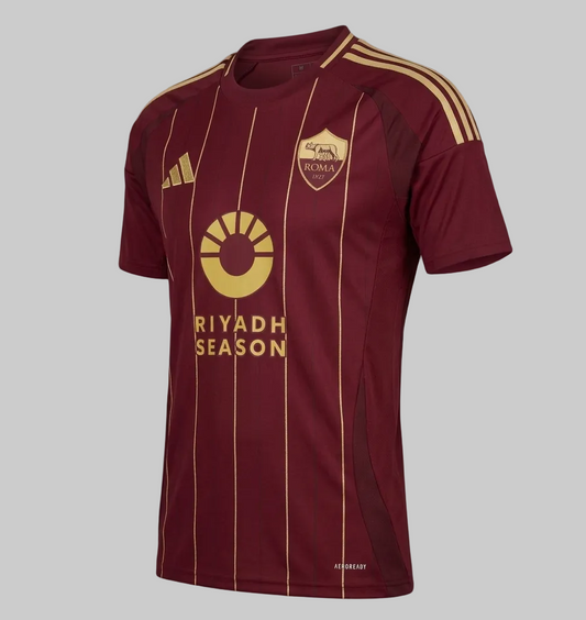 Jersey local de la AS Roma 2024-25 en color granate Team College Burgundy. Diseño con finas líneas verticales doradas (pinstripes), escudo oficial del club en el pecho y patrocinador Riyadh Season en color oro mate Adidas IT6058 en Futbol90MX