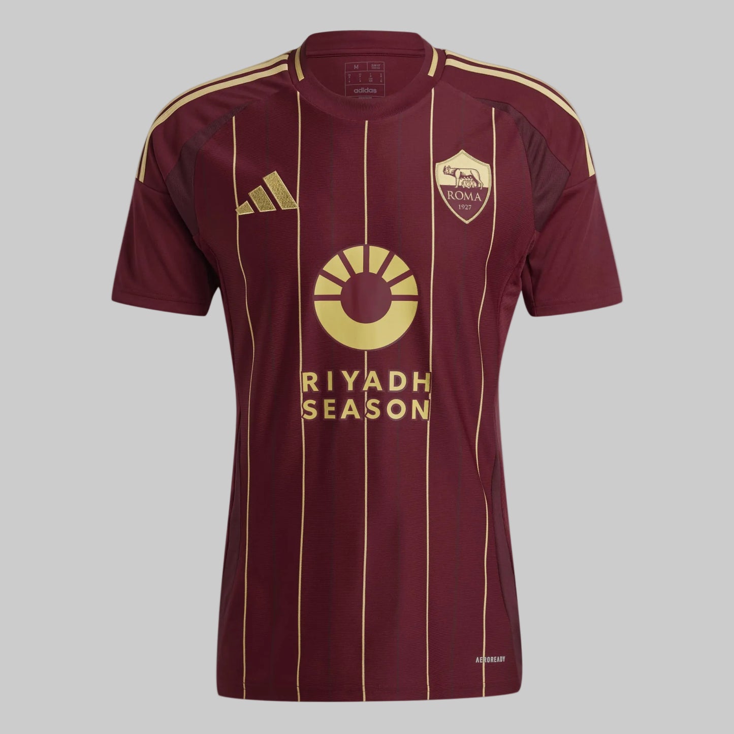 Primer plano de la textura del jersey local de la Roma 2024/25, destacando las líneas verticales doradas que evocan la sastrería clásica italiana y el tejido técnico AEROREADY de Adidas.