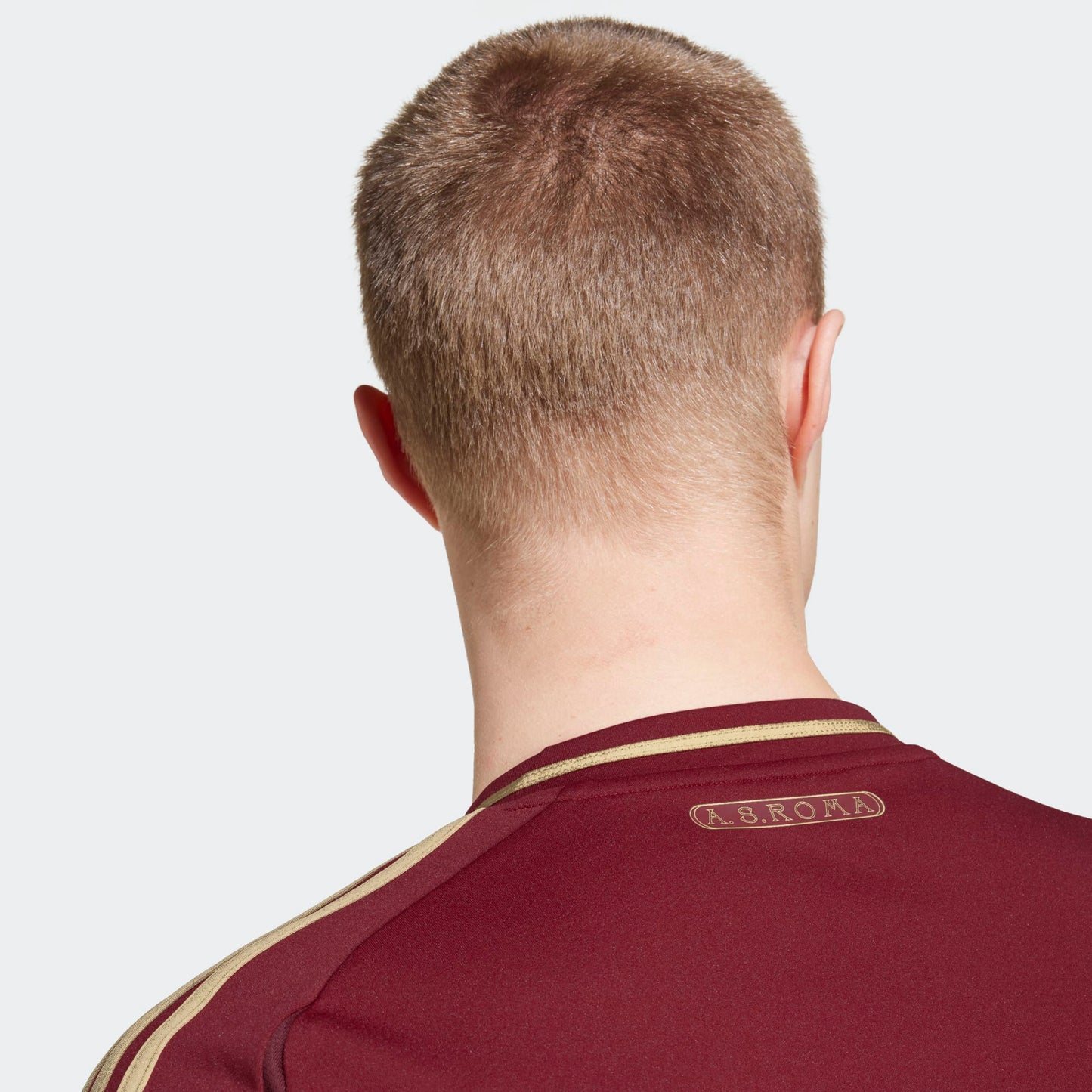 Detalle de letras "AS ROMA" en el cuello trasero del Jersey de local AS Roma 2024/25