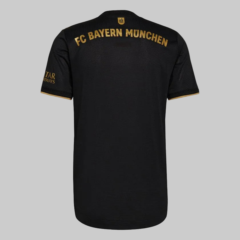 Vista trasera en estudio del jersey authentic match de visita 2021/22 del FC Bayern Munich mostrando la inscripción del club en dorado y el emblema del "Münchner Kindl" en la parte superior (Código: GM5312) en Futbol90MX.