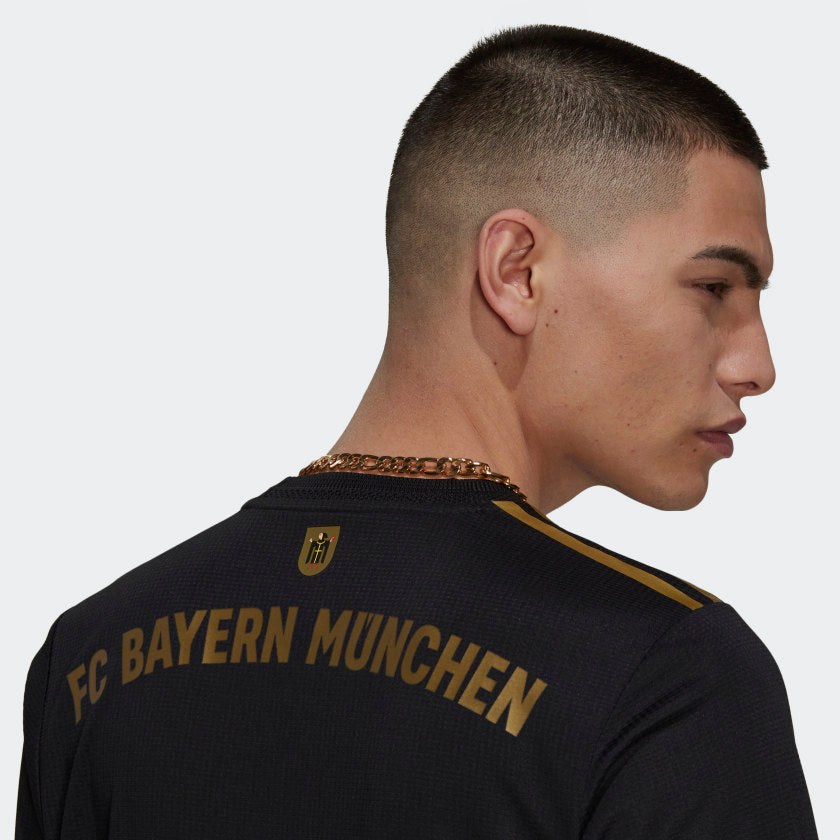 Vista detallada de la espalda de la camiseta authentic match de visita 2021/22 del FC Bayern Munich destacando el escudo de armas clásico de la ciudad impreso bajo el cuello (Código: GM5312) en Futbol90MX