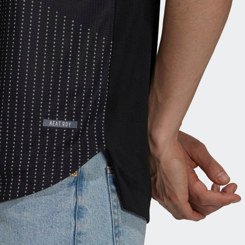 Primer plano de la textura del tejido transpirable Adidas HEAT.RDY y el sofisticado patrón de puntos divididos del jersey authentic match del FC Bayern Munich 2021/22 (Código: GM5312) en Futbol90MX.