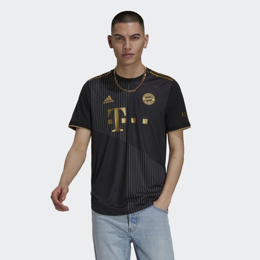 Vista frontal limpia con fondo blanco del Adidas FC Bayern Munich Authentic Match Away Jersey 2021/22 destacando la elegancia de sus acabados termosellados (Código: GM5312) en Futbol90MX.