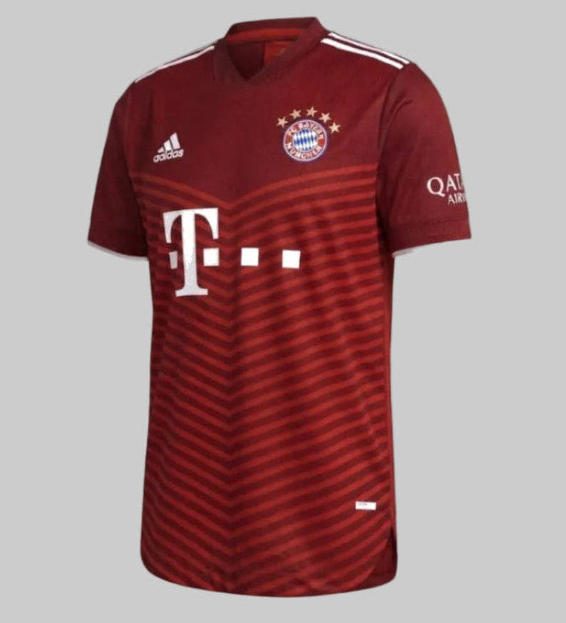Vista frontal del jersey Adidas Authentic Match local del Bayern Múnich (GM5308) de la temporada 2021/22, mostrando el patrón geométrico en Craft Red y True Red con la histórica quinta estrella sobre el escudo, en Futbol90MX