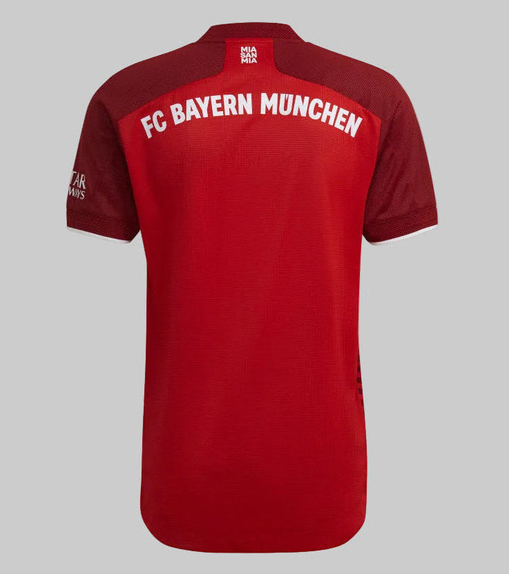 Vista dorsal del jersey Adidas Authentic del Bayern Múnich (GM5308), destacando la inscripción 'FC BAYERN MÜNCHEN' en blanco y el detalle del lema 'MIA SAN MIA' en el cuello, en Futbol90MX