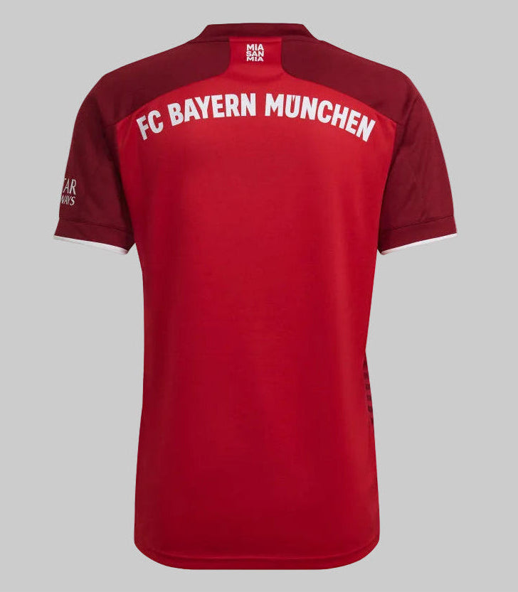 Vista posterior completa del jersey de local Adidas del FC Bayern München 2021/22 sobre fondo blanco, mostrando la inscripción del nombre del club en la parte superior y la franja roja lisa en la espalda, en Futbol90MX