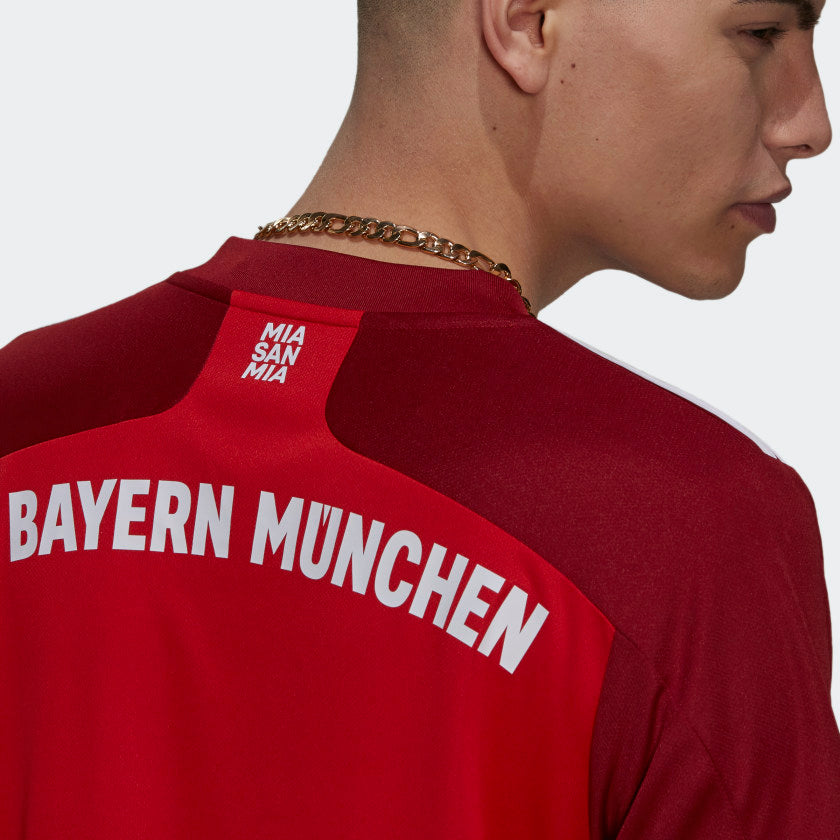 Primer plano de la inscripción del lema "Mia San Mia" en la nuca del jersey de local del FC Bayern München 2021/22.