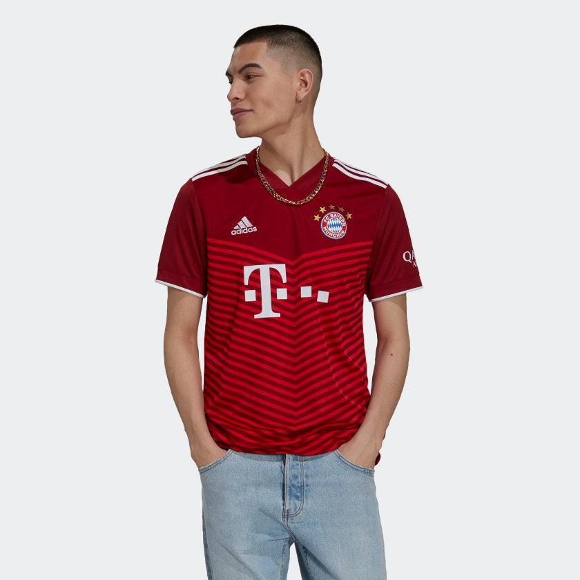 Primer plano del patrocinador frontal T-Mobile en color blanco ubicado sobre el patrón gráfico de líneas en chevrón del jersey de local.