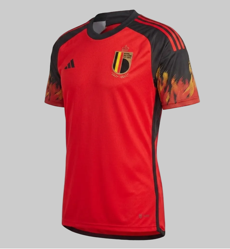 Jersey adidas Bélgica Mundial 2022 en ángulo lateral 3/4, exhibiendo el corte ergonómico y los detalles de las mangas, condición impecable BNWT, codigo HD9412, disponible en Futbol90MX