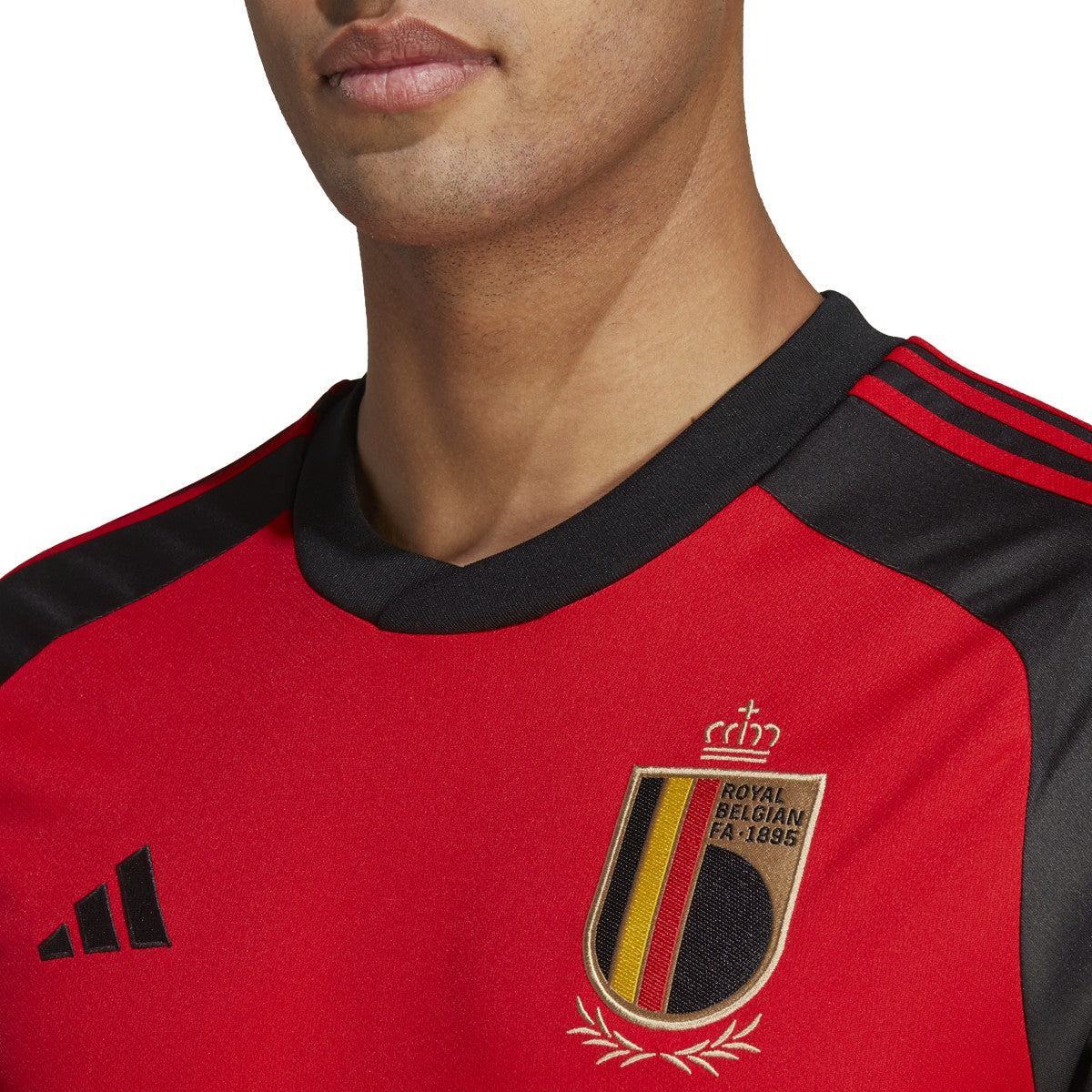 Close-up del escudo de la Real Federación Belga de Fútbol en jersey adidas Mundial 2022, bordado de alta precisión, detalle Archive Grade.