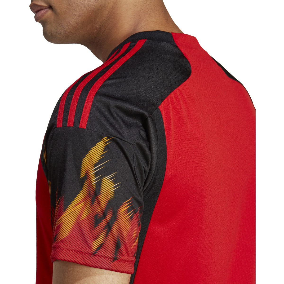 Diseño gráfico de llamas en las mangas del jersey de local de Bélgica Mundial 2022
