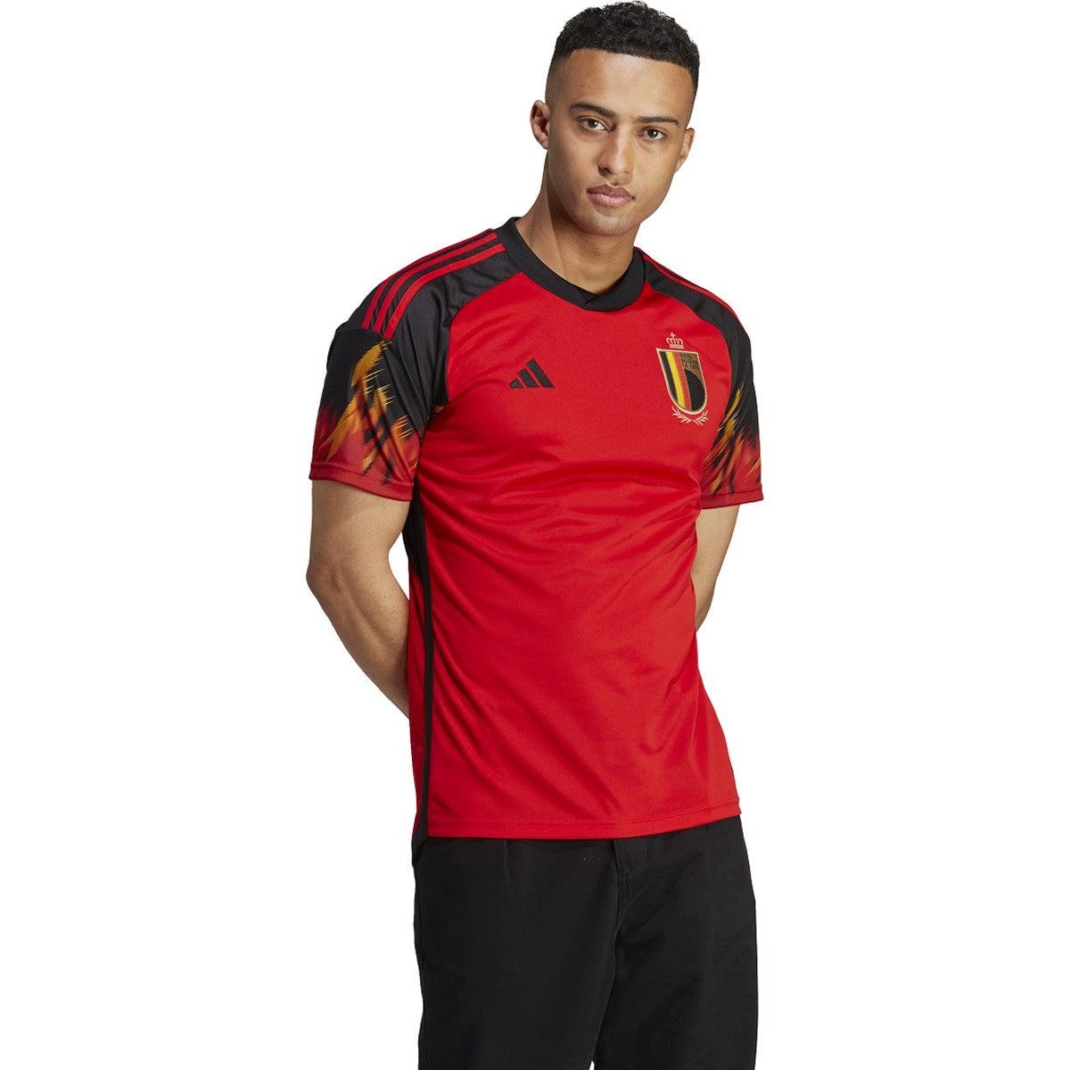 Diseño gráfico de llamas en las mangas del jersey de local de Bélgica Mundial 2022, detalle artístico distintivo de la equipación mundialista, stock Futbol90MX