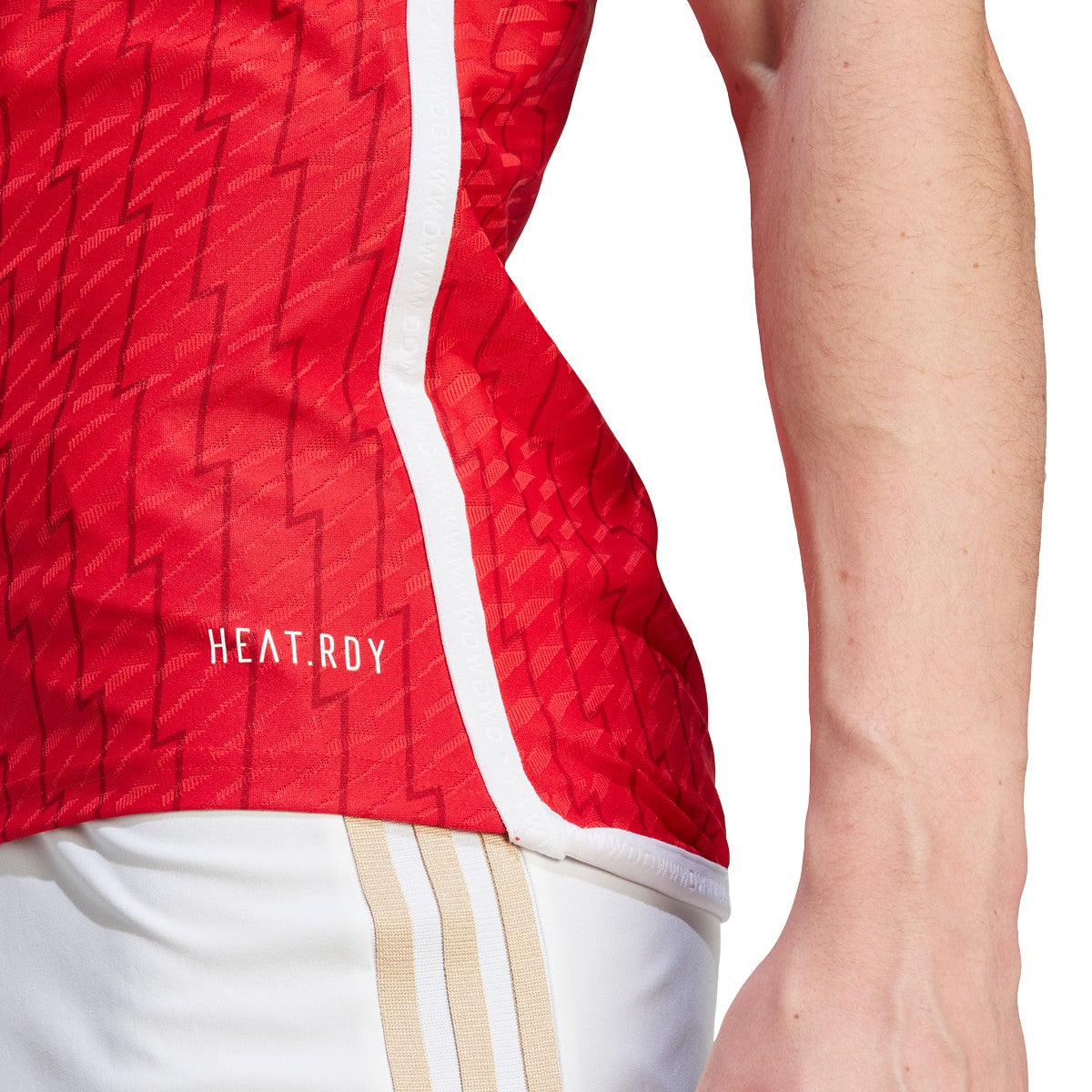 Acercamiento al distintivo de tecnología 'HEAT.RDY' en el dobladillo inferior, evidenciando la calidad de los materiales del Jersey Adidas Authentic Match de Local de Arsenal 2023-24 de Saka
