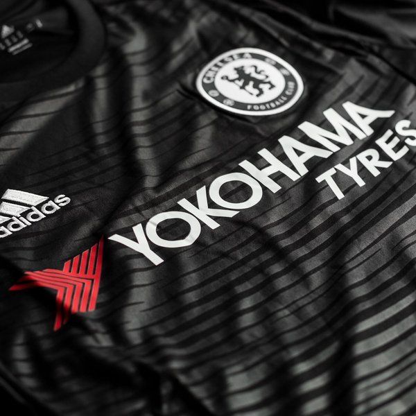 Detalle del escudo bordado del Chelsea FC , el logotipo Adidas y patrocinador en el jersey manga larga tercero 2015/16 (Ref. S11636) stock Futbol90MX