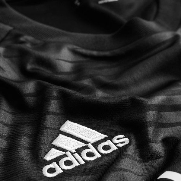 Detalle del logotipo bordado de Adidas y el patrón gráfico frontal en el jersey de manga larga Chelsea FC Tercero 2015/16 (Ref. S11636) en Futbol90MX