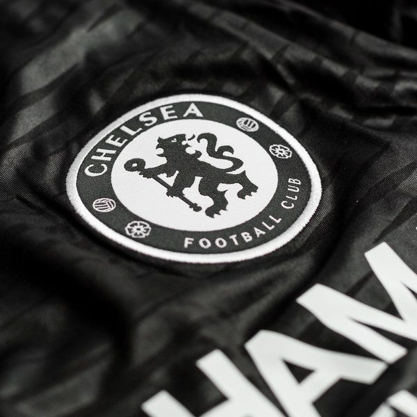 Detalle del escudo bordado del Chelsea FC y tipografía frontal en el jersey tercero de manga larga 2015/16 (Ref. S11636) en la Historical Archive Boutique de Futbol90MX