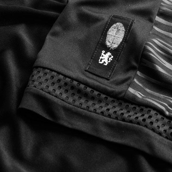 Detalle de la etiqueta de autenticidad y los paneles de ventilación en la dobladillo del jersey manga larga tercero Adidas Chelsea 2015/16 (Ref. S11636) en Futbol90MX 