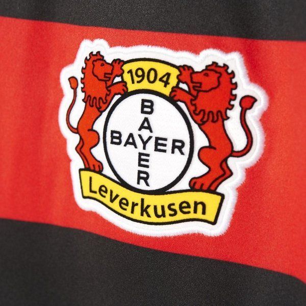 Primer plano del  escudo bordado del Bayer Leverkusen y las franjas rojas y negras (Código: S88632) en Futbol90MX.