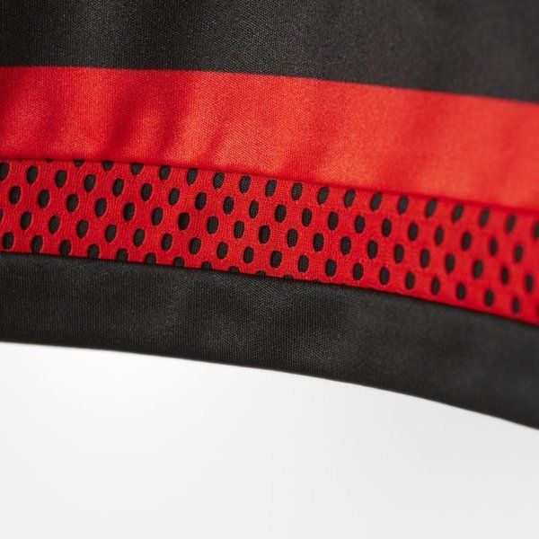 Primer plano de la textura del tejido, las franjas rojas y negras, y el panel de malla transpirable en el dobladillo del jersey de casa 2015/16 del Bayer Leverkusen (Código: S88632) en Futbol90MX.