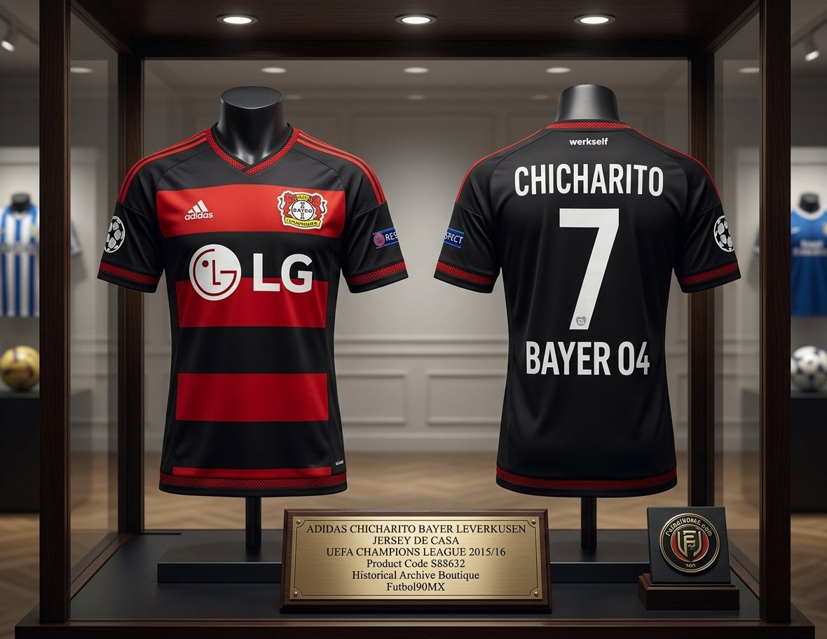 Exhibición estilo museo del jersey de Chicharito de casa UEFA Champions League 2015/16 del Bayer Leverkusen con la placa conmemorativa de la Historical Archive Boutique de Futbol90MX y el código S88632.