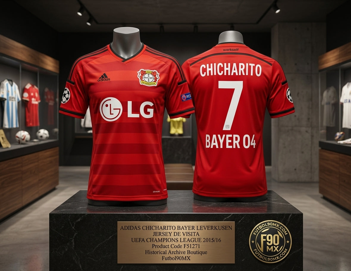 Exhibición estilo museo del jersey de Chicharito de visita UEFA Champions League 2015/16 del Bayer Leverkusen con la placa conmemorativa de la Historical Archive Boutique de Futbol90MX y el código F51271.