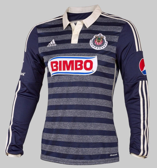 Vista frontal del jersey adidas de visita manga larga de Chivas de Guadalajara 2014, codigo D80539, diseño con franjas horizontales azul marino y jaspeado con cuello tipo polo, disponible en Futbol90MX