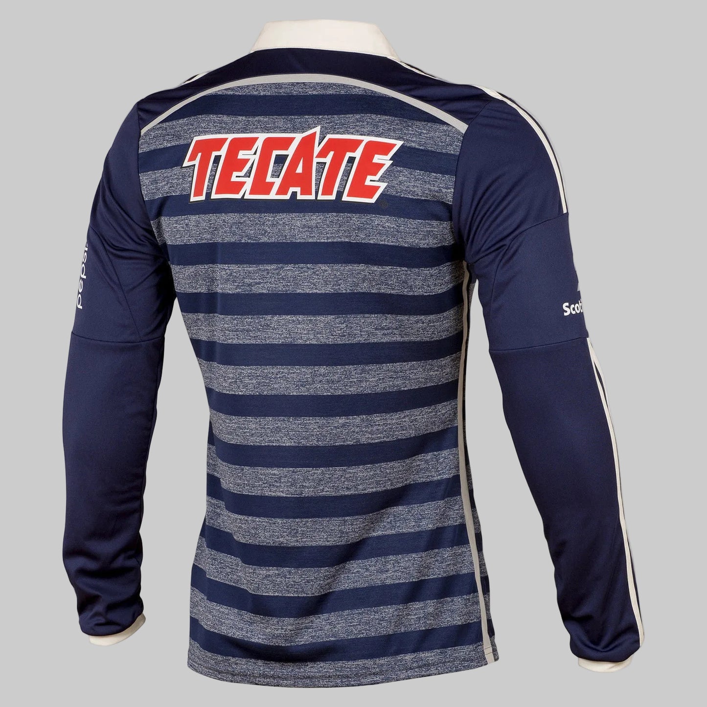 Plano general de la espalda del jersey Adidas de Chivas manga larga 2014, exhibiendo la textura del patrón de franjas y la impecable conservación de la prenda, stock Futbol90MX