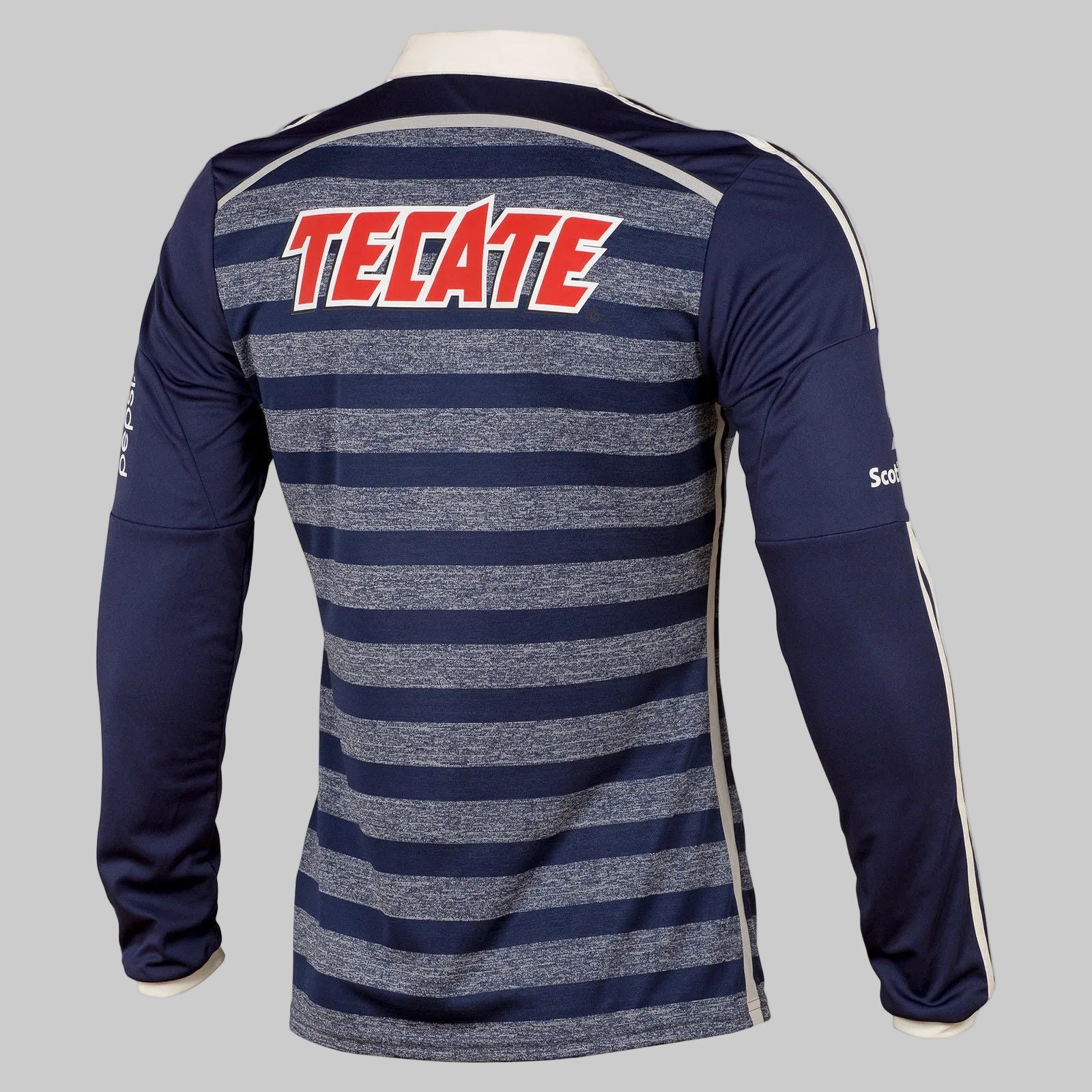 Plano general de la espalda del jersey Adidas de Chivas manga larga 2014, exhibiendo la textura del patrón de franjas y la impecable conservación de la prenda, stock Futbol90MX