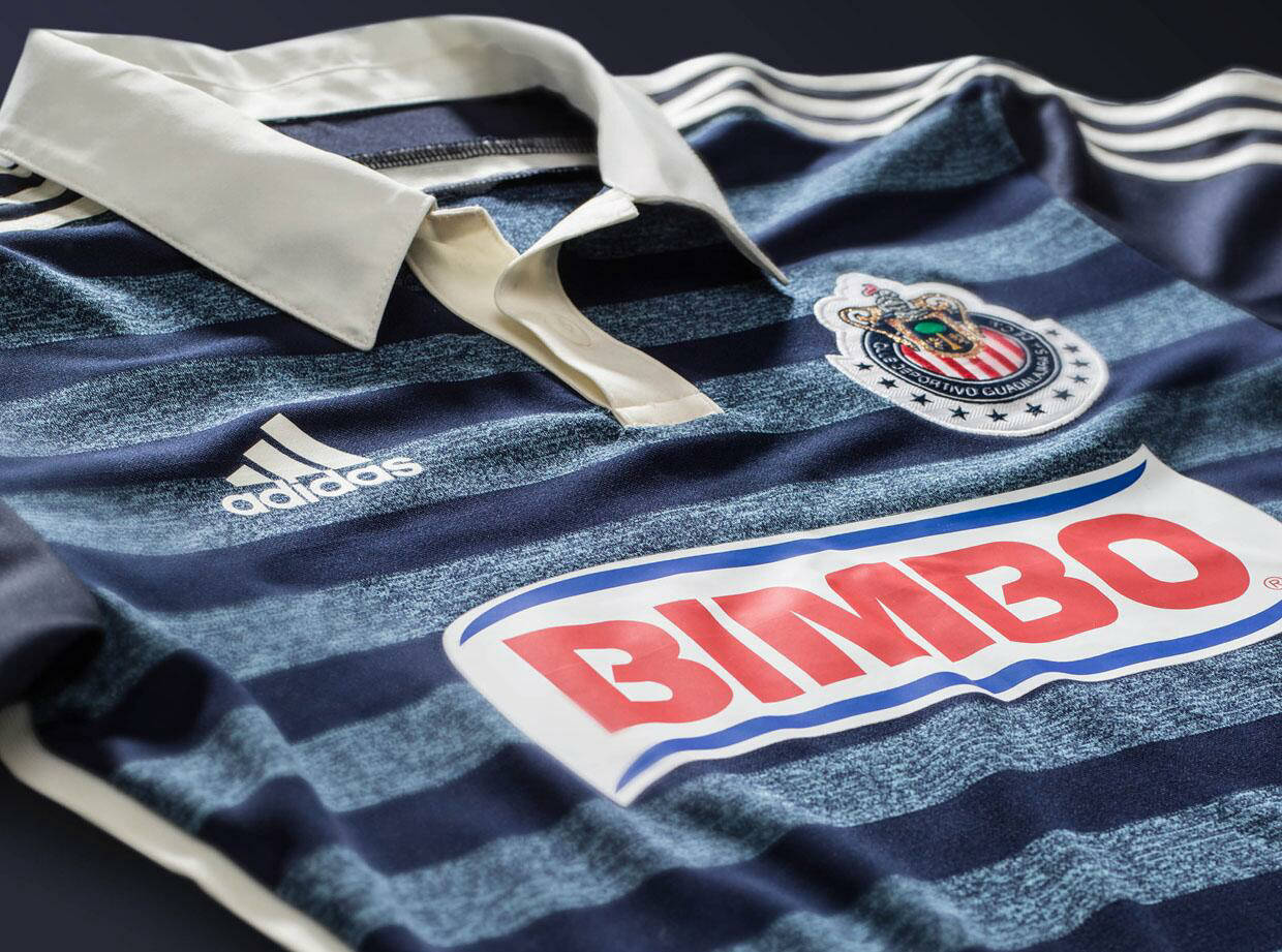Primer plano del cuello tipo polo en color crema y botones del jersey de Chivas 2014 manga larga, resaltando la calidad de la confección histórica de Adidas, stock Futbol90MX