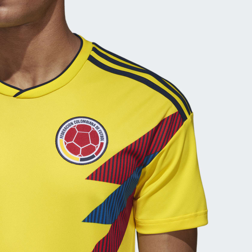 Detalle del escudo bordado de la Federación Colombiana de Fútbol sobre el jersey oficial del Mundial Rusia 2018, stock Futbol90MX