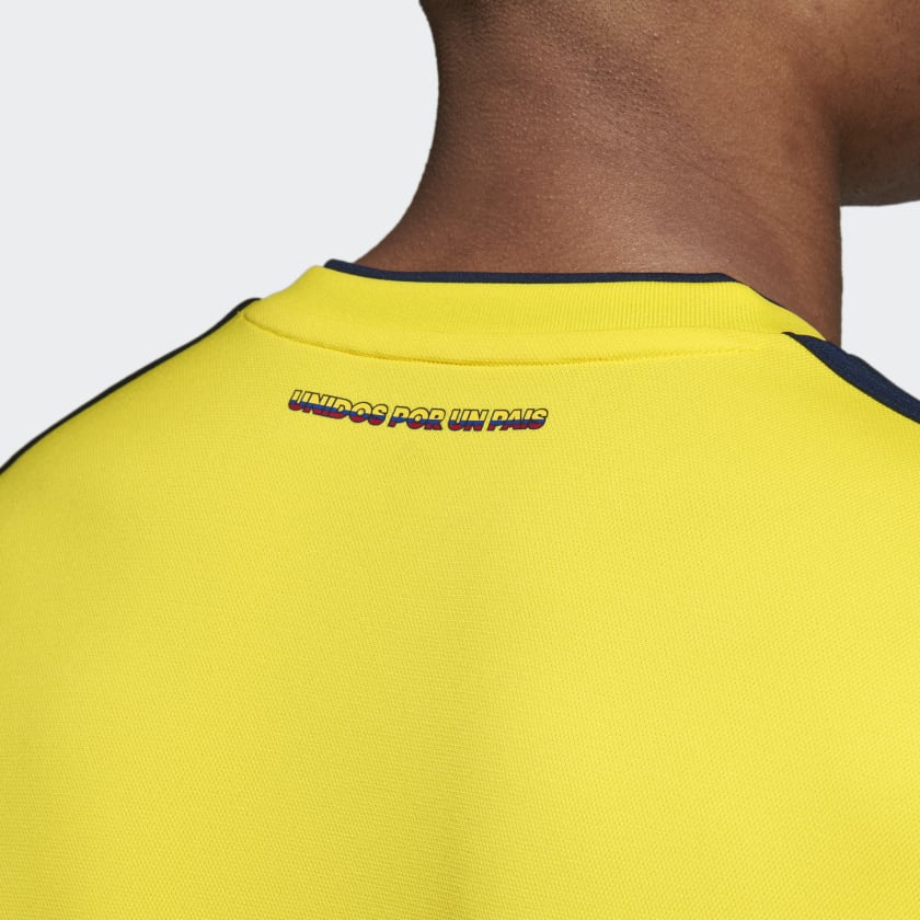 Acercamineto a las letras UNIDOS POR UN PAIS en cuello posterior del Jersey de Local Colombia Mundial 2018