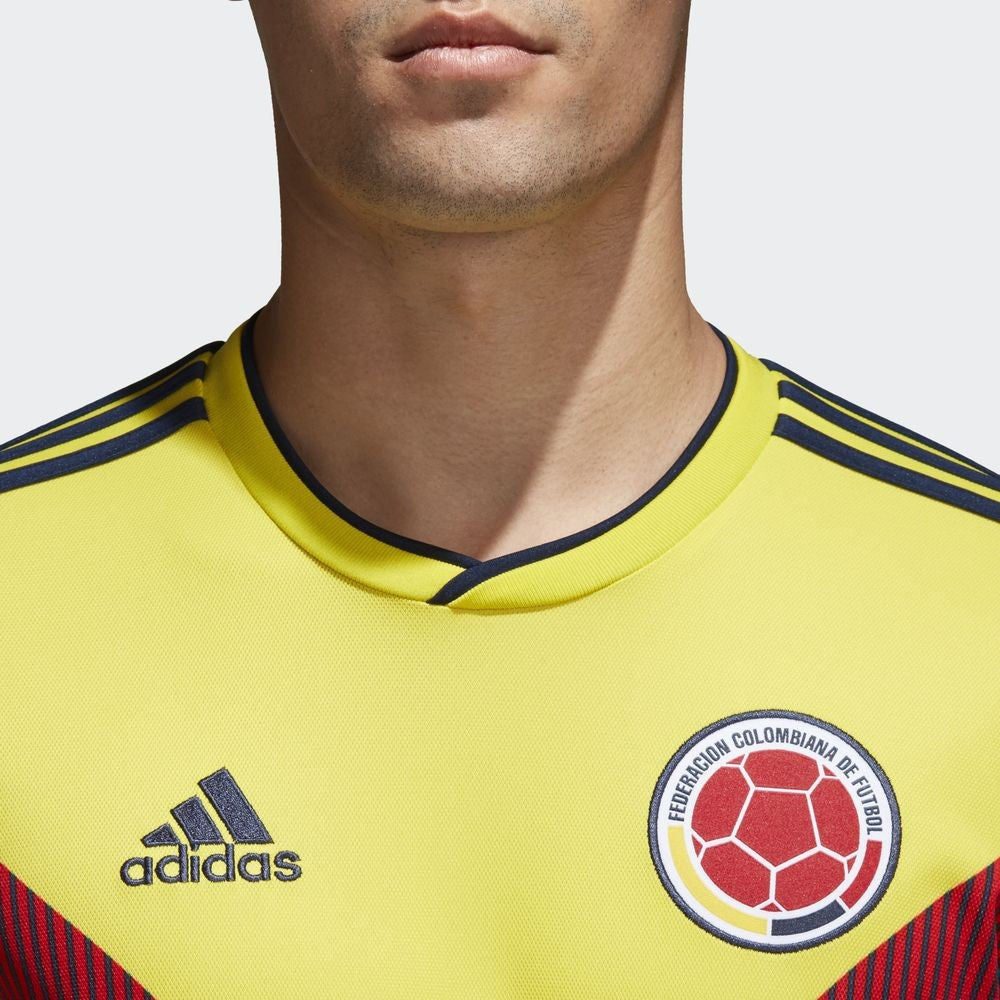 Detalle del escudo bordado de la Federación Colombiana de Fútbol y adidas logo en el jersey de manga larga oficial del Mundial Rusia 2018.