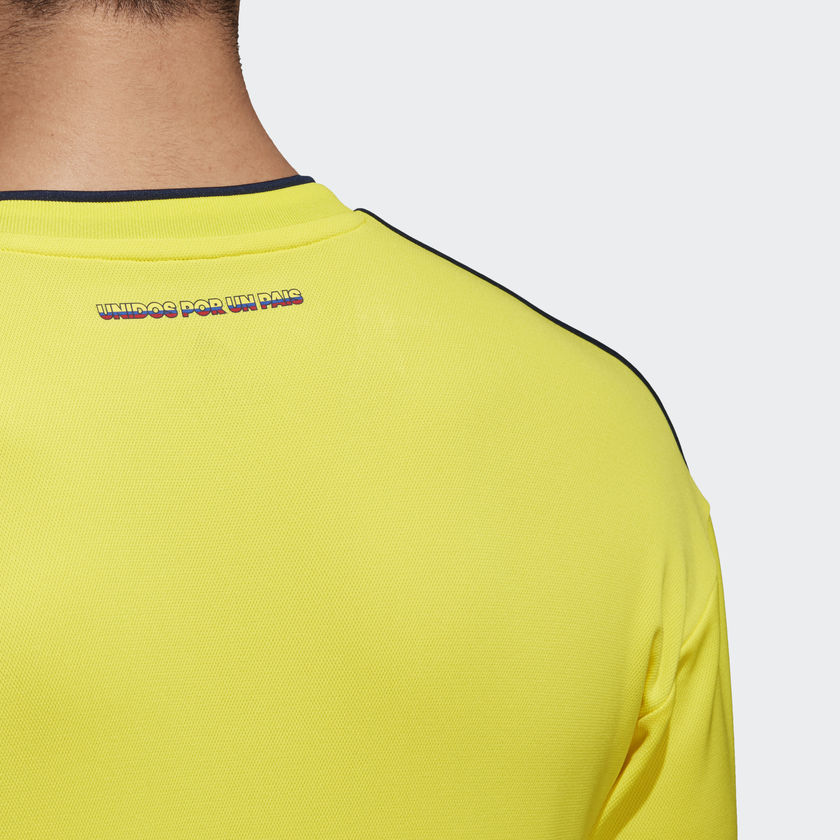 Acercamiento a las letras UNIDOS POR UN PAIS en la espalda del Jersey Colombia Manga Larga Local Mundial 2018 en Futbol90MX