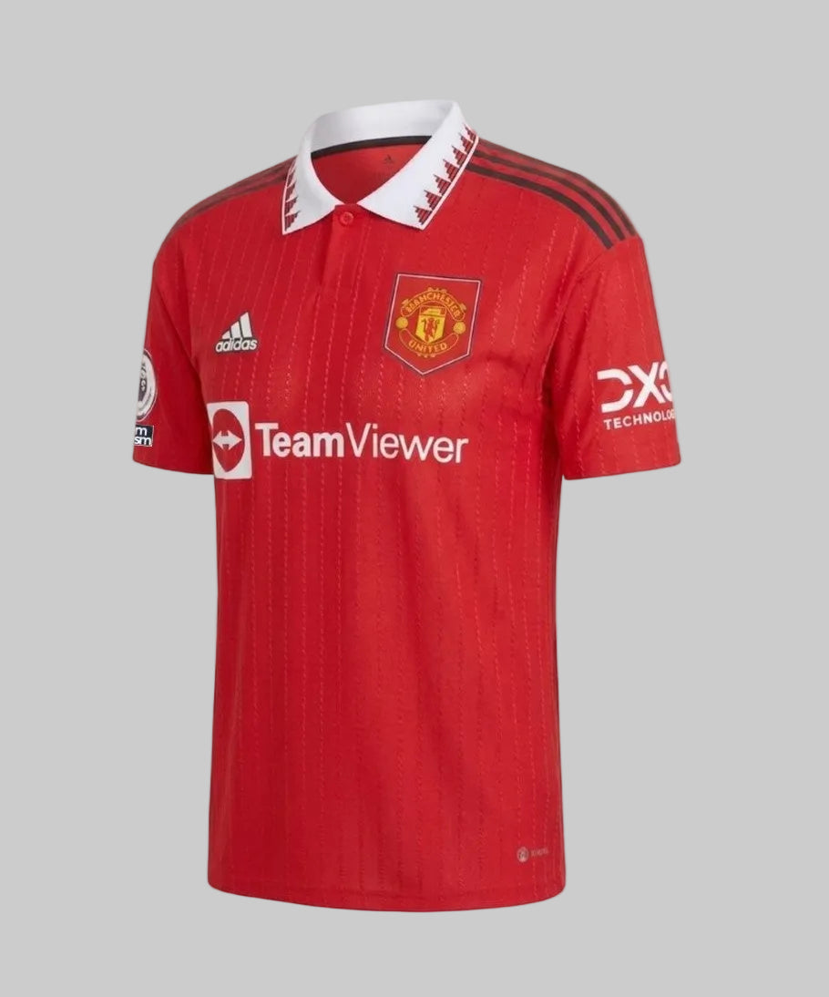Frente del jersey Adidas Authentic Match Manchester United 2022/23, código H13889. Detalle de tecnología HEAT.RDY, escudo termosellado y cuello polo con patrón geométrico en Futbol90MX