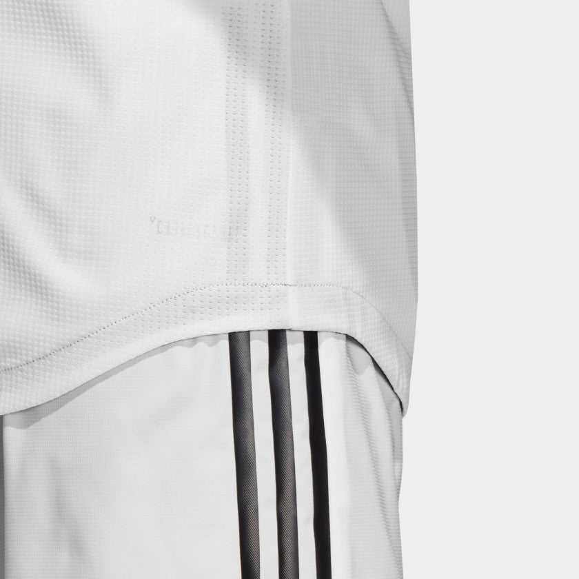 Detalle de la etiqueta "Climachill" en el dobladillo del jersey auténtico Adidas de Ronaldo del Real Madrid, certificando tecnología de enfriamiento activo para rendimiento élite.