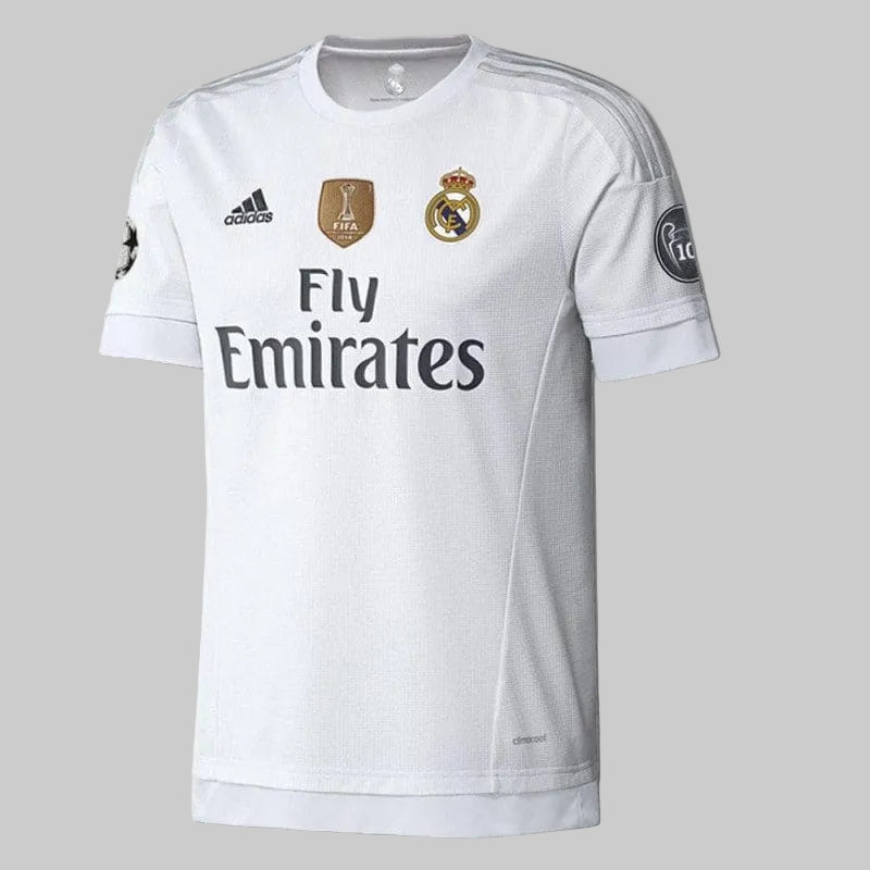 Primer plano de parche dorado FIFA World Champions 2014 en el pecho de Jersey Real Madrid 2015-16 versión auténtica de Cristiano Ronaldo