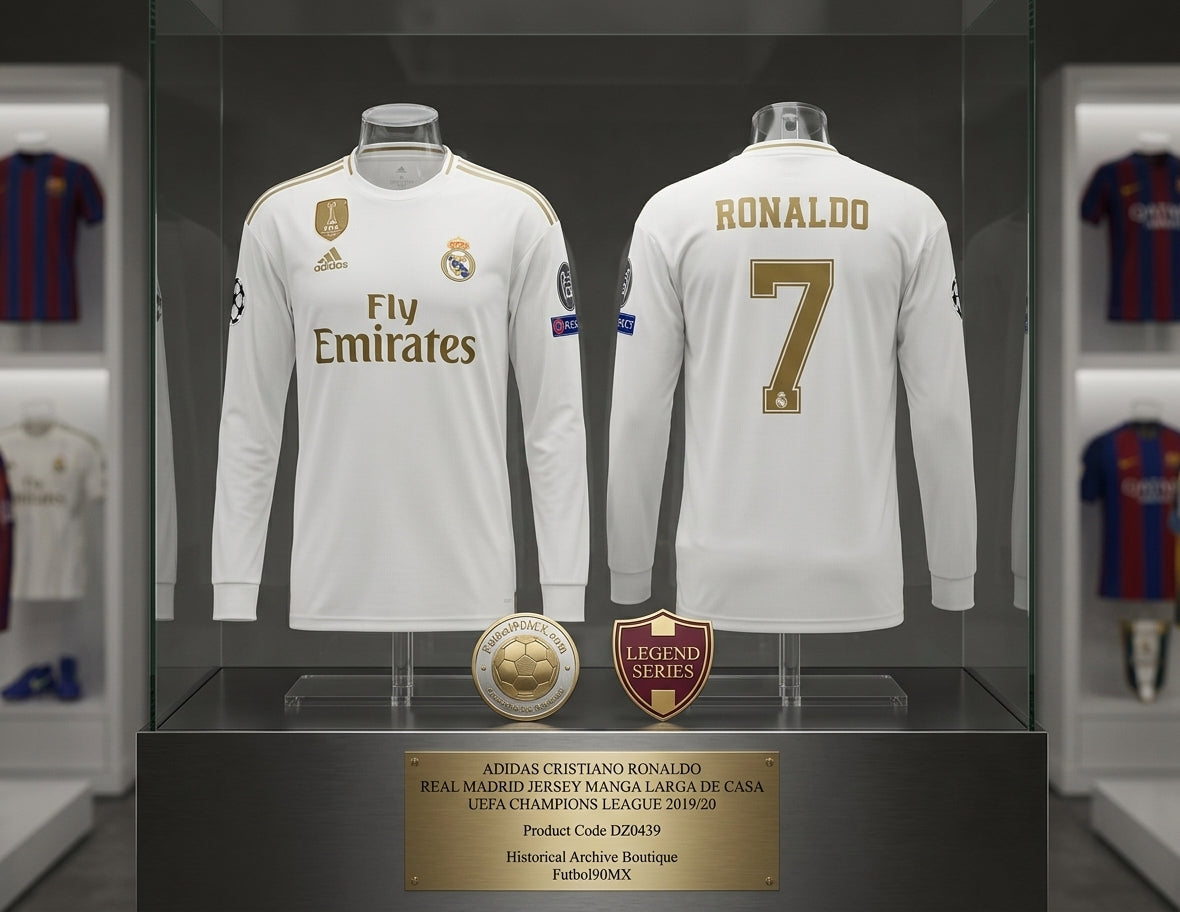 Exhibición de museo de nivel élite del jersey de local de manga larga del Real Madrid de Cristiano Ronaldo UEFA Champions League 2019/20 (Código DZ0439), presentado en una vitrina de cristal con placa conmemorativa en Historical Archive Boutique Futbol90MX.