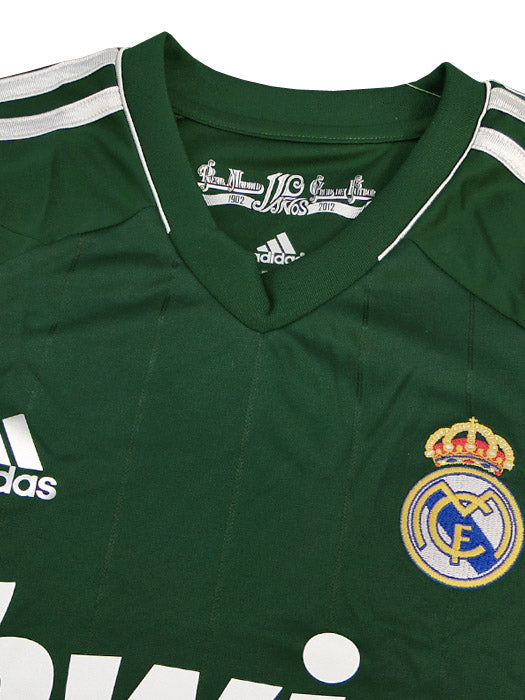Detalle del cuello en V con parche conmemorativo del 110 aniversario 1902-2012 en jersey Real Madrid 2012-13 original.