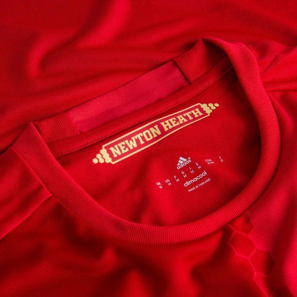 Detalle del cuello y la marca interior conmemorativa Newton Heath en el jersey adidas Manchester United Local 2016/17 de David Beckham (Ref. AI6720) en Futbol90MX.