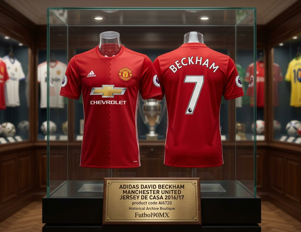 Exhibición museográfica del jersey adidas Manchester United Local 2016/17 David Beckham #7 (Ref. AI6720) en vitrina iluminada de la Historical Archive Boutique de Futbol90MX