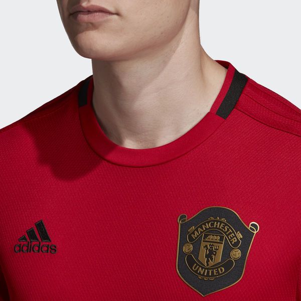 Detalle del escudo del Manchester United tejido en parche negro y dorado, conmemorativo de la final de Barcelona 1999 - Futbol90MX.