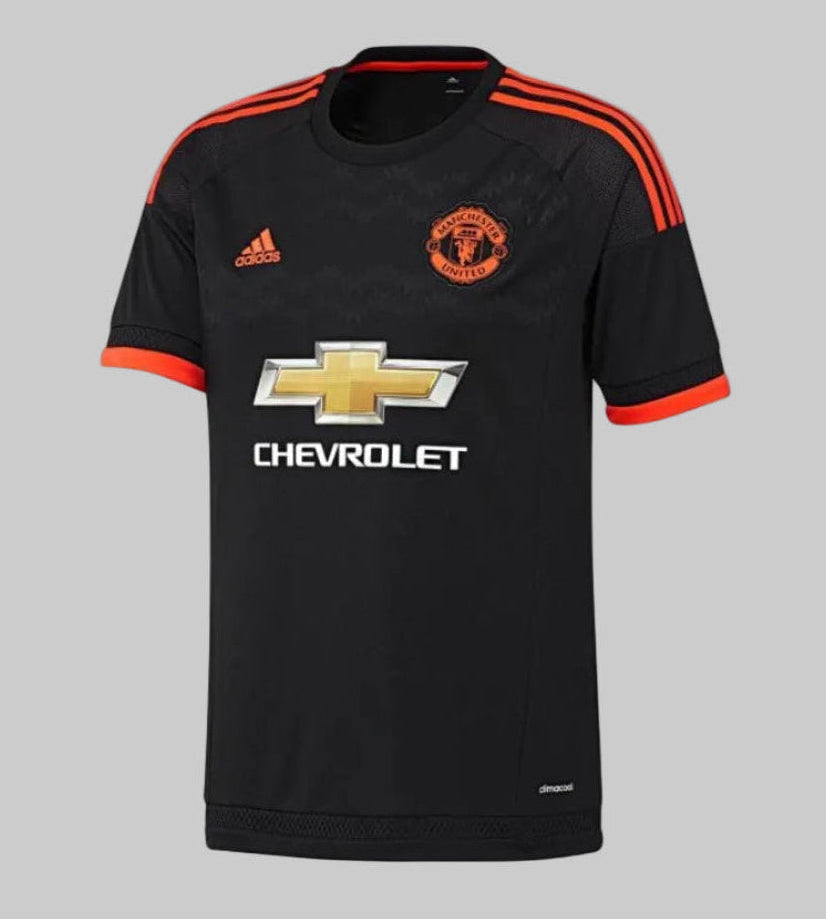 Vista frontal completa del tercer jersey del Manchester United 2015/16 de Beckham (Ref. AC1445), destacando el escudo monocromático, las franjas de Adidas en los hombros y el patrocinador central Chevrolet, disponible en Futbol90MX