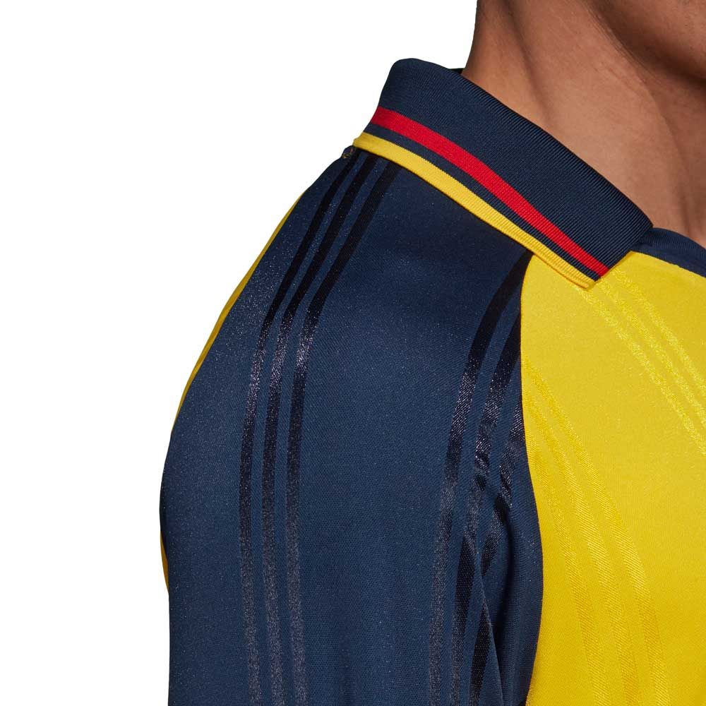 Primer plano del cuello estilo polo con ribete en contraste del jersey retro Arsenal FC Icons de Dennis Bergkamp, en Futbol90MX