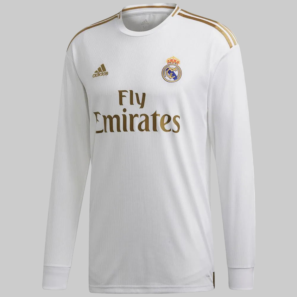 Detalle en primer plano de la parte frontal del jersey blanco Real Madrid de Hazard UCL 2019/20 (DZ0439), destacando el escudo bordado y el patrocinador 'Fly Emirates' en dorado, una pieza de colección de Futbol90MX