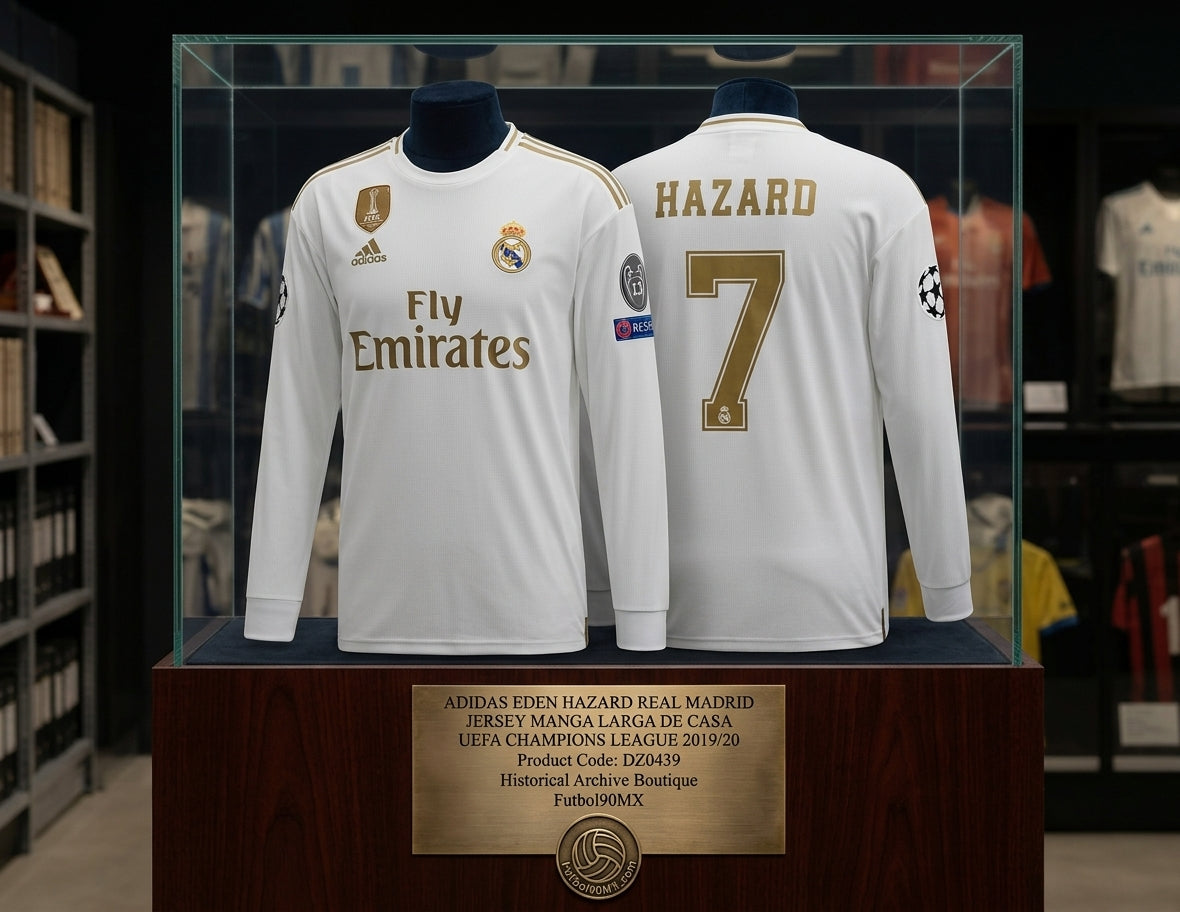 Exhibición de museo completa del jersey de local de manga larga del Real Madrid UEFA Champions League 2019/20 de Eden Hazard, con código DZ0439, presentado en dos maniquíes de Historical Archive Boutique Futbol90MX.